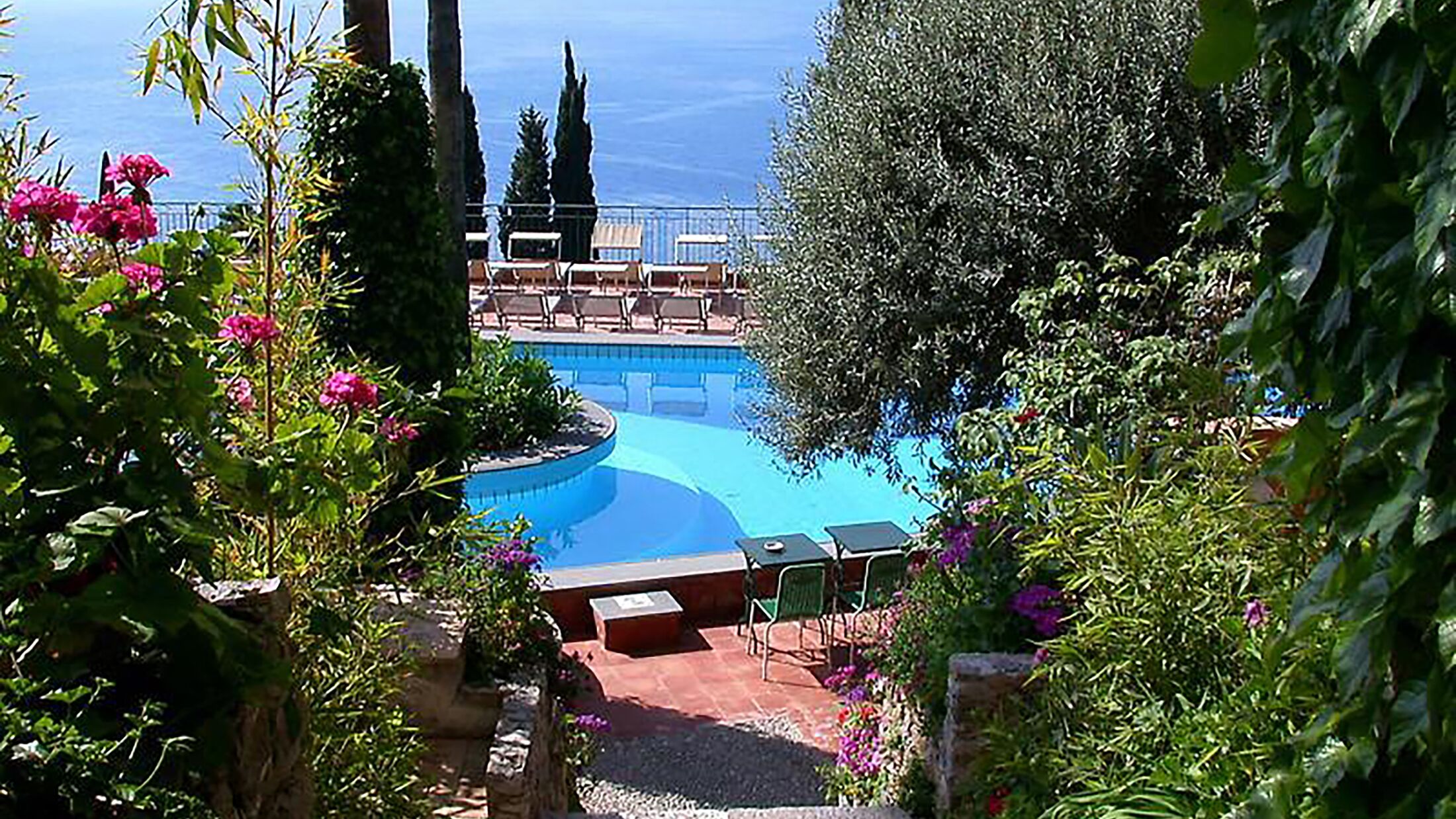 Belvedere-Taormina-2024-Swimming-Pool-002-115063-Hybris